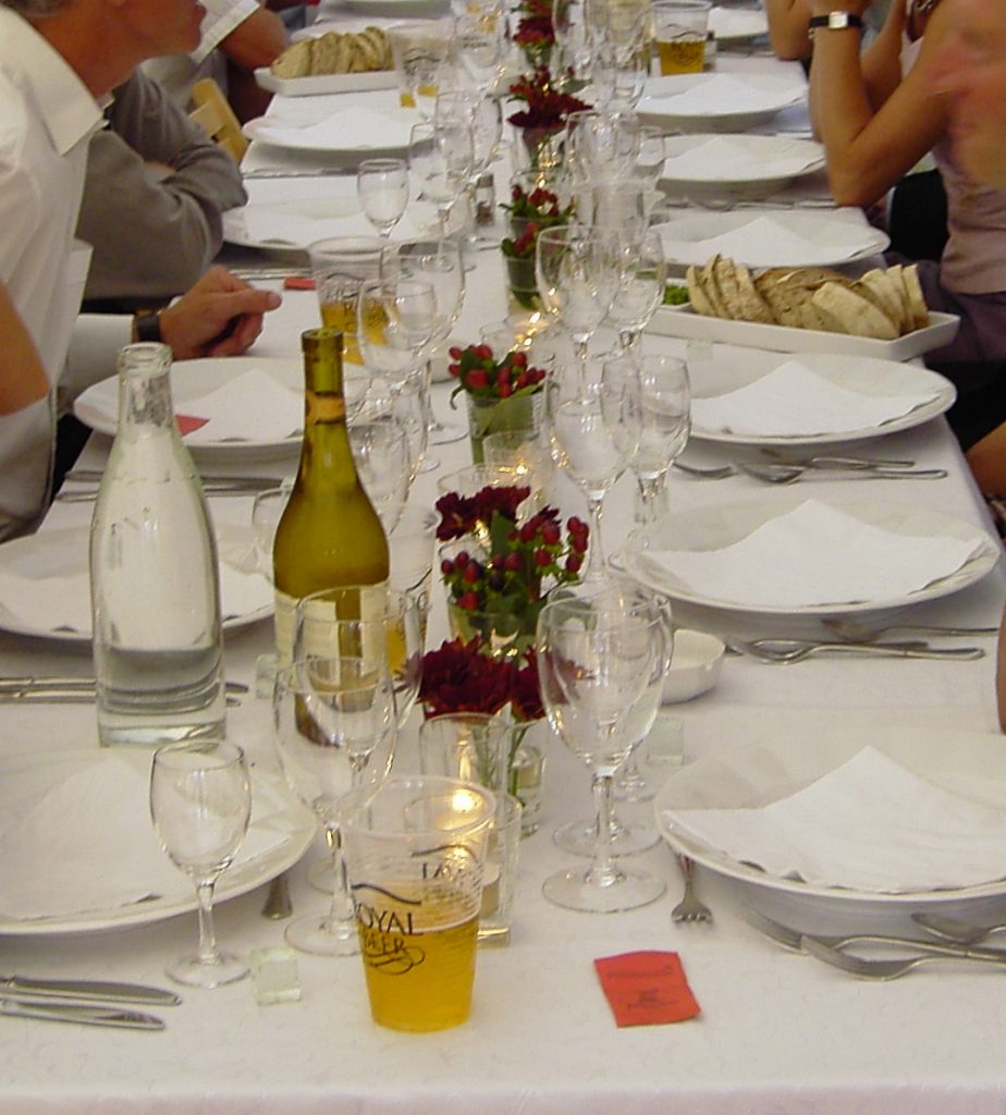 bordpynt og bordplan til bryllupsfest