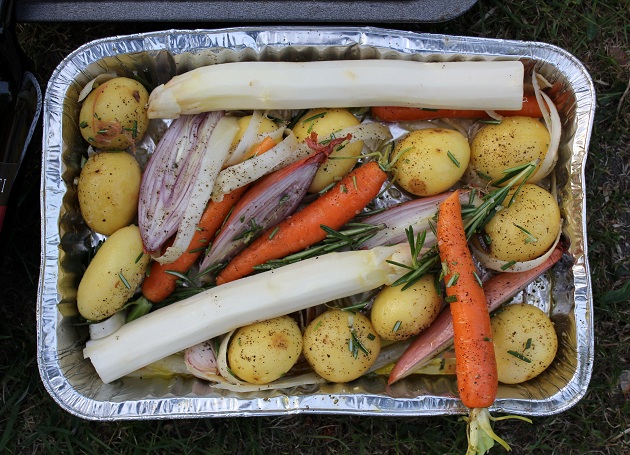 Madopskrift, kartofler og forskellige grøntsager i alubakke tilberedt på grill