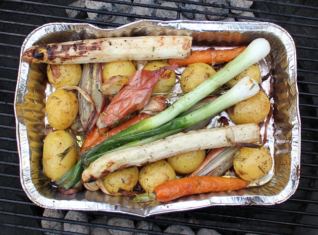 Madopskrift med kartofler og div. grøntsager tilberedt i alubakke på grill