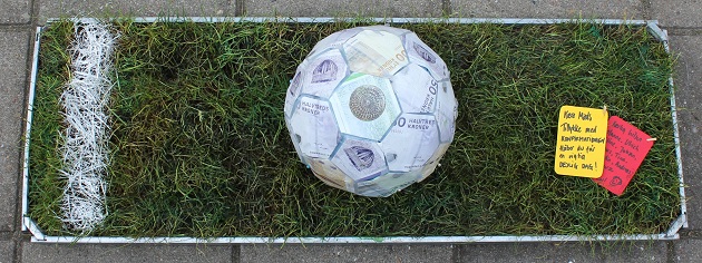 Konfirmationsgave fodbold med pengesedler på rullegræs