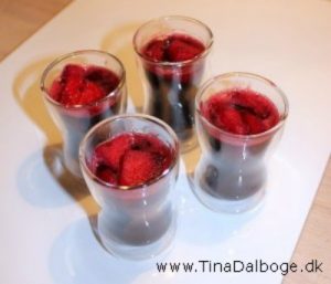 Server hyldbærsuppen i shotglas