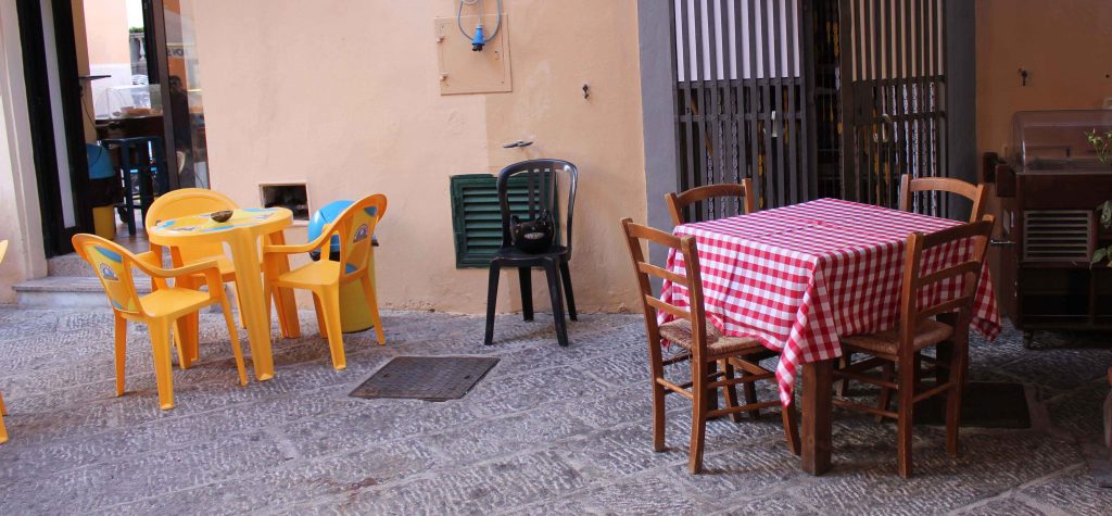 to forskellige stilarter - to caféer i Italien, Portoferraio, Elba