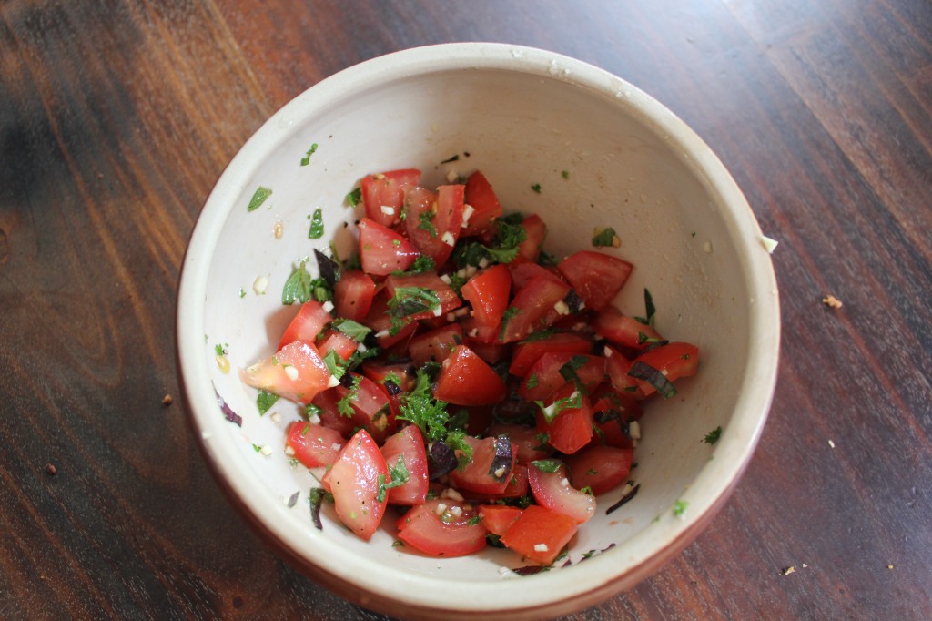 tomater med persille, basilikum og hvidløg