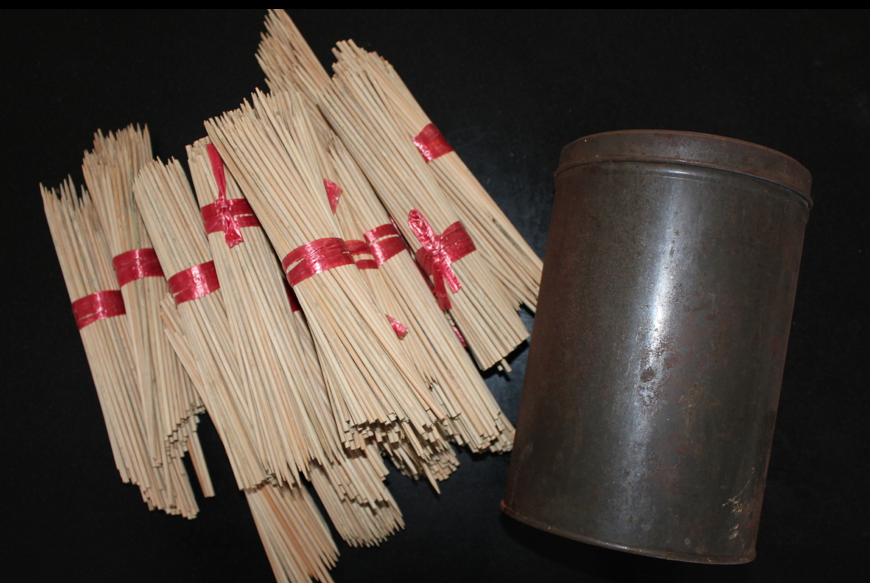 hjemmelavet knivblok af bambusspyd i gammel dåse