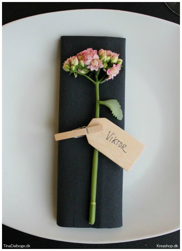 bordkort med blomster og manillamærke sort dug og servietter