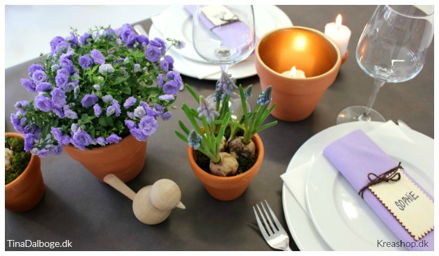bordpynt i blå og lilla farver med forår og fest kreashop tinadalboge