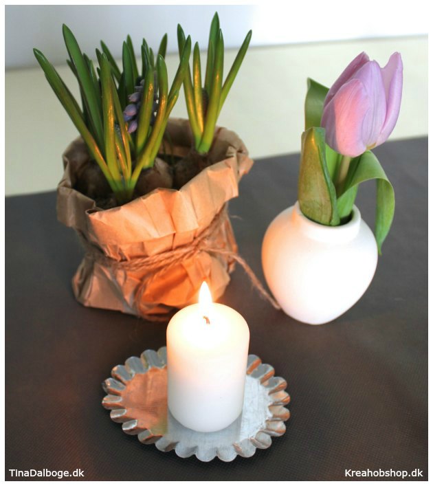 bordpynt med løgplanter i papirsposer til fester med forårstema