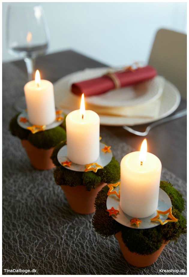 bordpynt-til-julebord-med-lys-urtepotter-mos-og-appelsinskraelsstjerner-tinadalboge