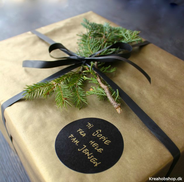 guld gavepapir med mat sort gavebånd ideer til gaveindpakning fra kreahobshop
