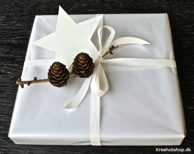 hvidt og blankt gavepapir med stjerne og kogler gavepapir og mat gavebånd fra kreahobshop