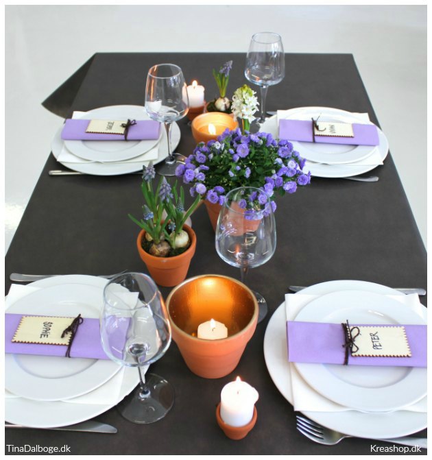 Borddækning, bordkort og med blomster og bloklys