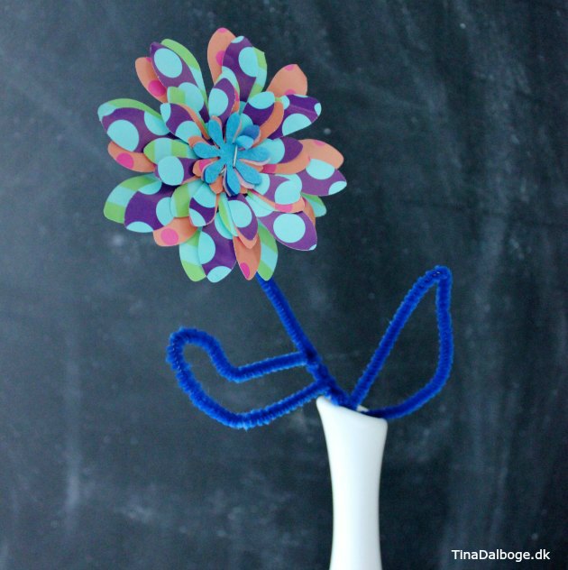 kreativ børneide blomst lavet af stansejern og piberenser