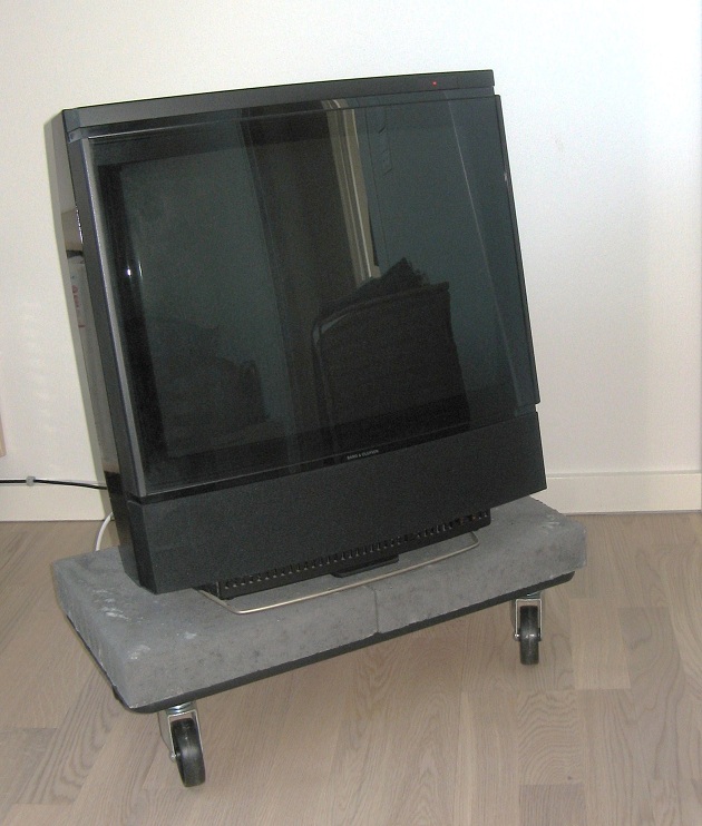 TV-bord af to fliser og møbelhund (plade med 4 hjul under)