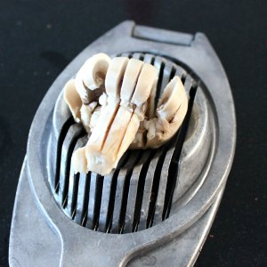 sådan kan du let skære champignon i skiver med en æggedeler